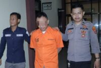 Tersangka PS saat akan dijebloskan ke sel tahanan, Rabu 31 Juli 2024 | Foto : Polres Pringsewu.