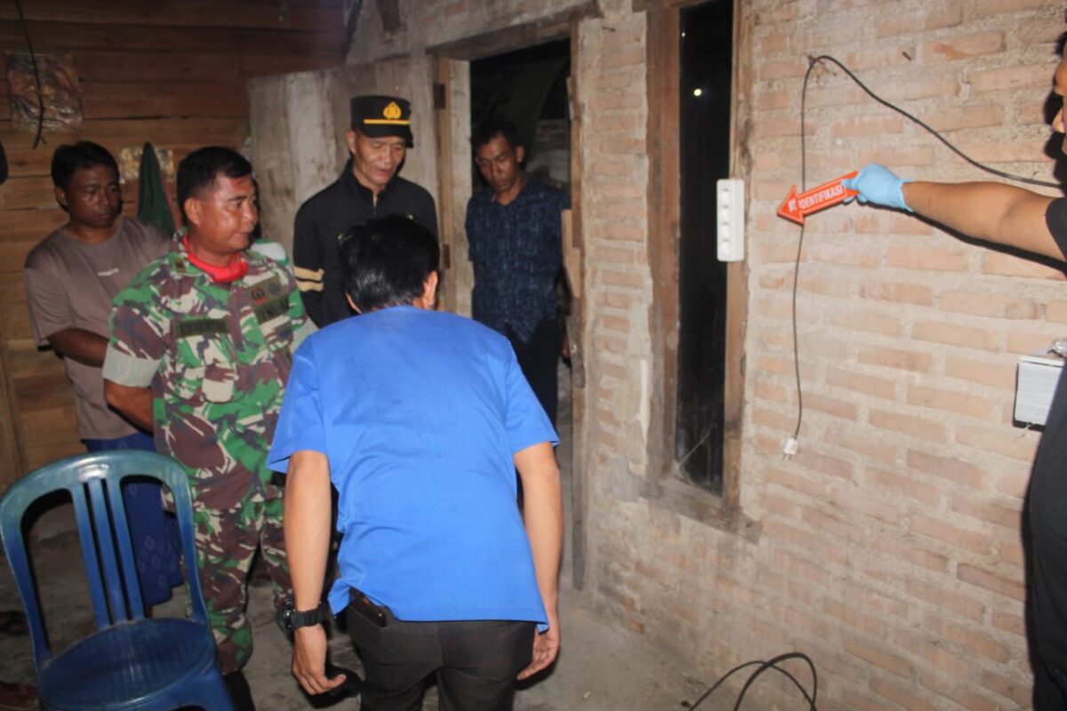 Polisi saat melakukan olah TKP pensiunan PNS tersengat listrik di Pekon Rantau Tijang, Pardasuka, Pringsewu, Rabu 31 Juli 2024 | Dok. Polres Pringsewu.