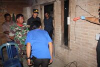 Polisi saat melakukan olah TKP pensiunan PNS tersengat listrik di Pekon Rantau Tijang, Pardasuka, Pringsewu, Rabu 31 Juli 2024 | Dok. Polres Pringsewu.