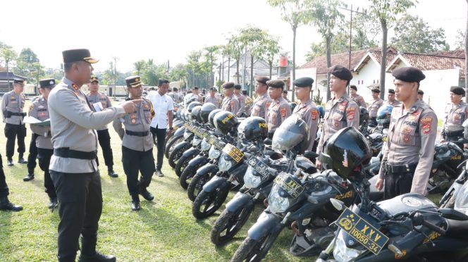 
 Polres Tulang Bawang Gelar Apel Pengecekan Alsus dan Almatsus Jelang Pilkada Serentak 2024, AKBP James Paparkan Tujuannya