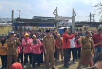 Apdesi Talang Padang Tanggamus saat menggelar lomba bersama masyarakat di Lapangan Tangsi, Selasa 13 Agustus 2024 | Asrul Ariski/Media Prioritastv.com.