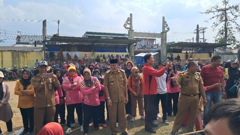 Apdesi Talang Padang Tanggamus saat menggelar lomba bersama masyarakat di Lapangan Tangsi, Selasa 13 Agustus 2024 | Asrul Ariski/Media Prioritastv.com.