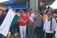 Pj Bupati Tanggamus Ir Mulyadi Irsan Bersama Kapolsek Talang Padang AKP Bambang Sugiono dan Camat Talang Padang M Amin saat Membuka Konvoi Peserta Karnaval. Foto : Asrul Ariski.