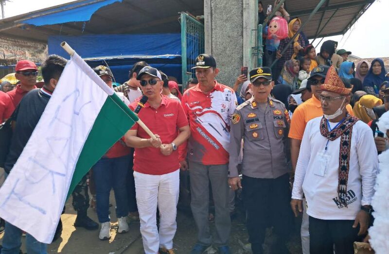 Pj Bupati Tanggamus Ir Mulyadi Irsan Bersama Kapolsek Talang Padang AKP Bambang Sugiono dan Camat Talang Padang M Amin saat Membuka Konvoi Peserta Karnaval. Foto : Asrul Ariski.