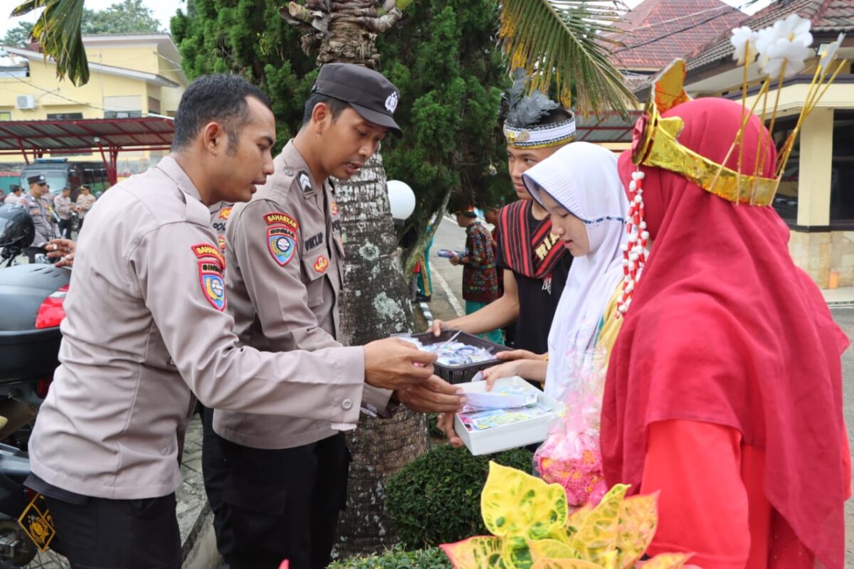 Sambutan hangat anggota Polres Tanggamus kepada pelajar SLB Negeri dalam program bini diri para pelajar setempat, Kamis 1 Agustus 2024 | Dok. Polres Tanggamus.
