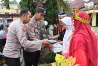 Sambutan hangat anggota Polres Tanggamus kepada pelajar SLB Negeri dalam program bini diri para pelajar setempat, Kamis 1 Agustus 2024 | Dok. Polres Tanggamus.