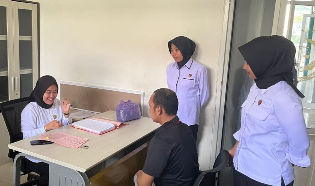 Tersangka WO saat dilimpahkan kepada JPU Kejari Pringsewu, Rabu 31 Juli 2024 | Dok. Polres Pringsewu.