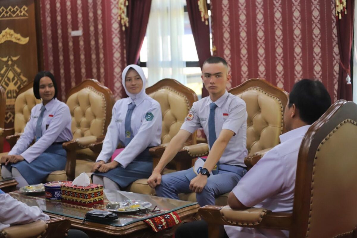 Tiga anggota Paskibraka Provinsi Lampung asal Lampung Barat yang dilepas Pj Bupati Nukman, Kamis 1 Agustus 2024 | Kamto Winendra/Media Prioritastv.com.