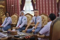 Tiga anggota Paskibraka Provinsi Lampung asal Lampung Barat yang dilepas Pj Bupati Nukman, Kamis 1 Agustus 2024 | Kamto Winendra/Media Prioritastv.com.