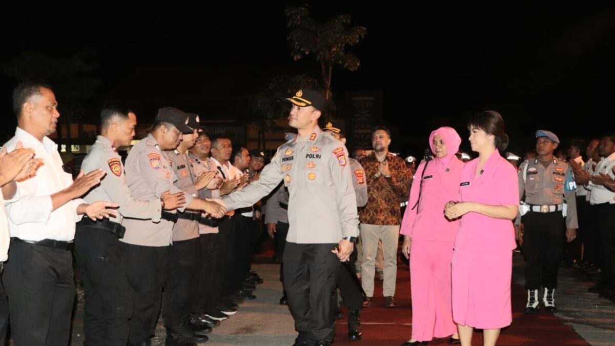 Tampak Ari Sihasale mendampingi kedatangan perdana Kapolres Pringsewu AKBP M Yunnus Saputra di Mapolres setempat, Kamis 1 Agustus 2024, malam | Dok. Humas Polres Pringsewu.