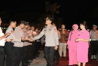 Tampak Ari Sihasale mendampingi kedatangan perdana Kapolres Pringsewu AKBP M Yunnus Saputra di Mapolres setempat, Kamis 1 Agustus 2024, malam | Dok. Humas Polres Pringsewu.