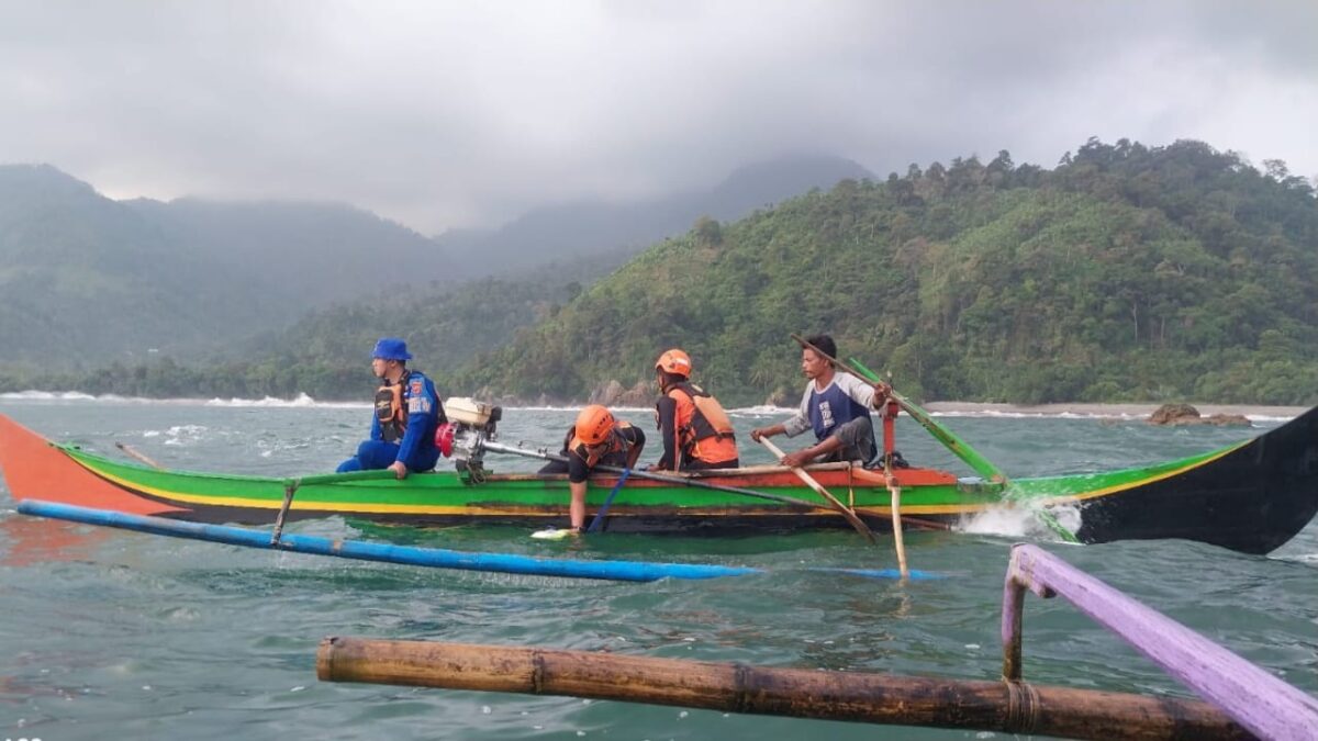 Pencarian hari kedua terhadap nelayan diduga tenggelam di Pantai Kiluan Jaya, Pekon Negeri Kiluan, Kelumbayan Tanggamus, Jumat 2 Agustus 2024 | Dok. Basarnas Lampung.