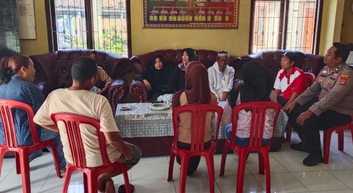 Pelaksanaan rembuk pekon paska perkelahian pelajar putri di Pekon Sinar Banten, Talang Padang, Tanggamus, Jumat 2 Agustus 2024 | Dok. Polres Tanggamus.