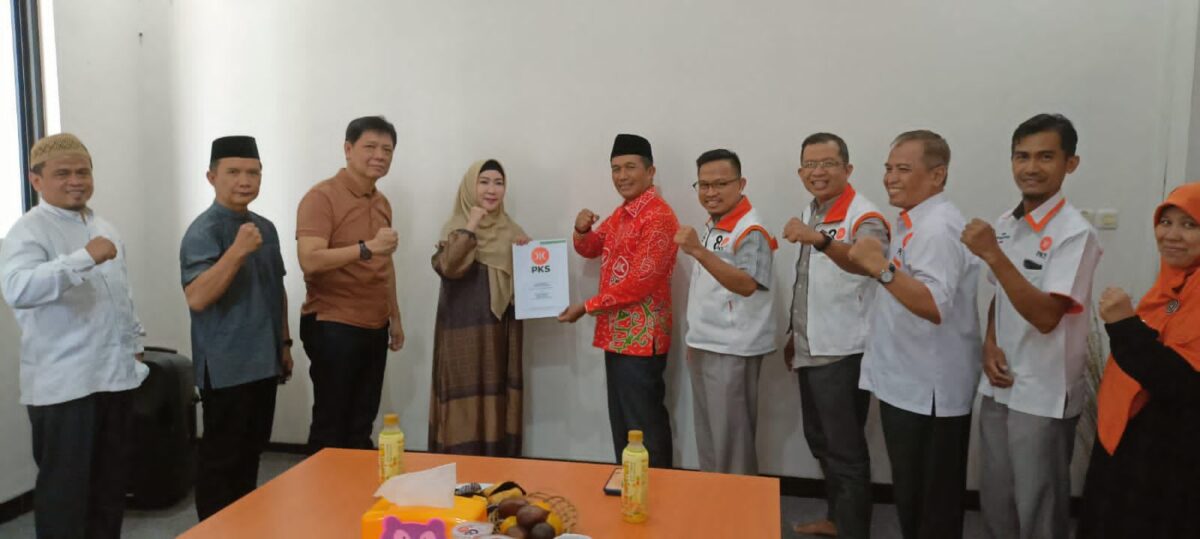 Penyerahan surat rekomendasi PKS kepada Hj. Dewi Handajani di Kantor DPW PKS Lampung, Senin 29 Juli 2024, lalu. | Dok. PKS Lampung.