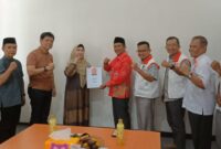 Penyerahan surat rekomendasi PKS kepada Hj. Dewi Handajani di Kantor DPW PKS Lampung, Senin 29 Juli 2024, lalu. | Dok. PKS Lampung.