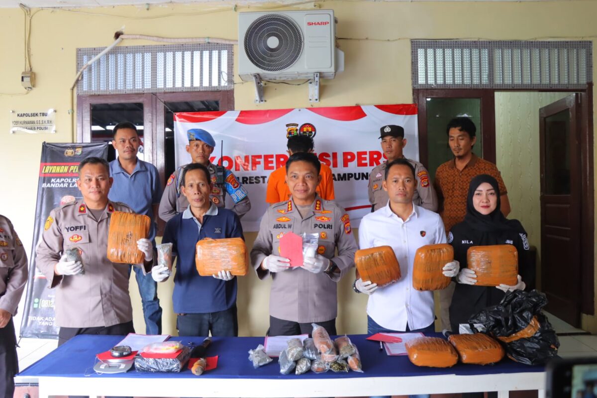 Konferensi pers pengungkapan kasus Narkoba di Mapolsek Teluk Betung Utara, Jumat (2/8/2024) siang. | Dok. Polresta Bandar Lampung.