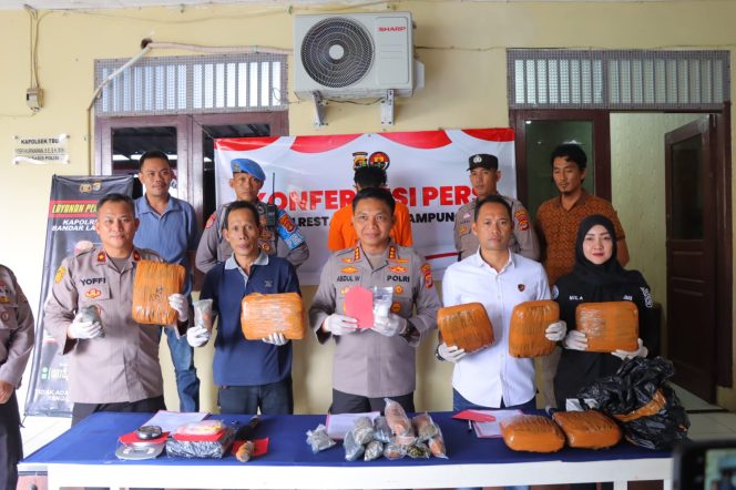 
 Konferensi pers pengungkapan kasus Narkoba di Mapolsek Teluk Betung Utara, Jumat (2/8/2024) siang. | Dok. Polresta Bandar Lampung.