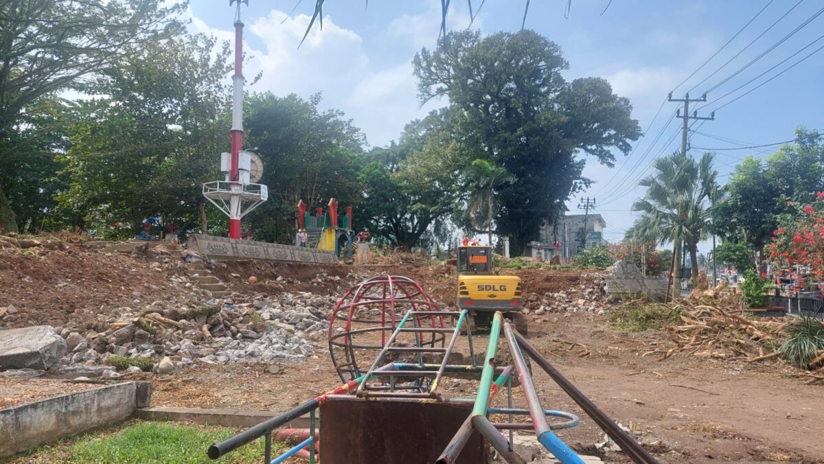 Pekerjaan pemugaran taman terbuka hijau Ir. Soekarno, Kota Agung, Tanggamus, Sabtu 3 Agustus 2024 | Herdi/Media Prioritastv.com.
