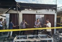 Polisi saat melakukan identifikasi kebakaran pasar Panagaran Jaya, Tulang Bawang Barat, Lampung, Sabtu 3 Agustus 2024. | Dok. Polres Tubaba.
