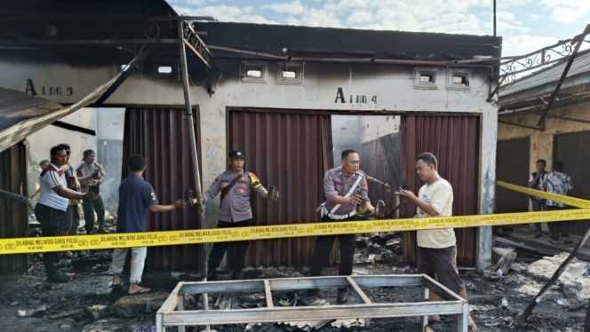 
 Polisi saat melakukan identifikasi kebakaran pasar Panagaran Jaya, Tulang Bawang Barat, Lampung, Sabtu 3 Agustus 2024. | Dok. Polres Tubaba.