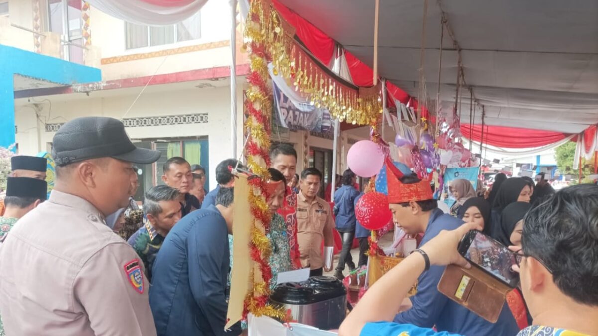 Kegiatan expo KKN-T Inovasi IPB University bersama UMKM di Kantor Camat Talang Padang, Tanggamus, Sabtu 3 Agustus 2024. | Asrul Ariski/Media Prioritastv.com.