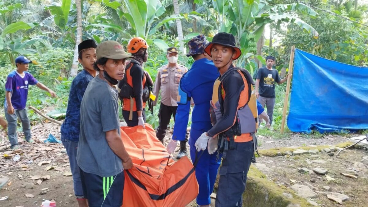 Jenazah korban Abdul Kholid saat dievakuasi menuju rumah duka, Sabtu 3 Agustus 2024, sore | Aulia Rifai/Media Prioritastv.com.