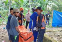 Jenazah korban Abdul Kholid saat dievakuasi menuju rumah duka, Sabtu 3 Agustus 2024, sore | Aulia Rifai/Media Prioritastv.com.