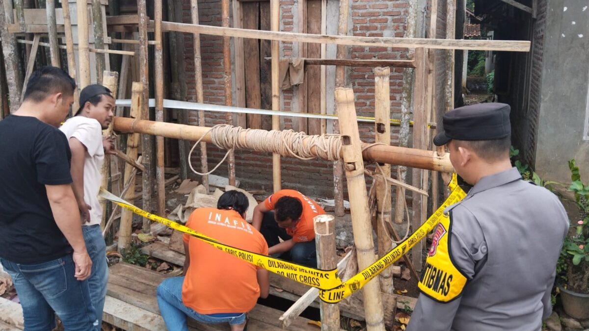 Polisi saat identifikasi sumur tempat terperosoknya korban pada Jumat 2 Agustus 2024. | Dok. Polres Tanggamus.