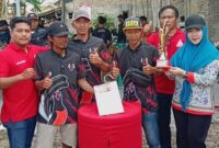 Bunda Dewi Handajani saat foto bersama panita dan peserta lomba burung berkicau, Minggu 4 Agustus 2024 | Asrul Ariski/Media Prioritastv.com.