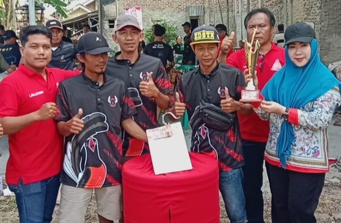 Bunda Dewi Handajani saat foto bersama panita dan peserta lomba burung berkicau, Minggu 4 Agustus 2024 | Asrul Ariski/Media Prioritastv.com.