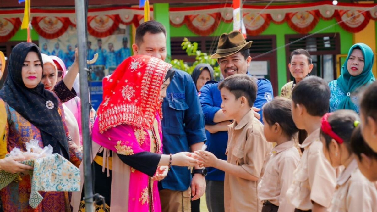 Ketua TP PKK Kabupaten Tanggamus Hellen Veranica Mulyadi saat menyapa anak-anak pulau tabuan, Sabtu 3 Agustus 2024.