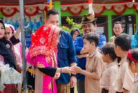Ketua TP PKK Kabupaten Tanggamus Hellen Veranica Mulyadi saat menyapa anak-anak pulau tabuan, Sabtu 3 Agustus 2024.