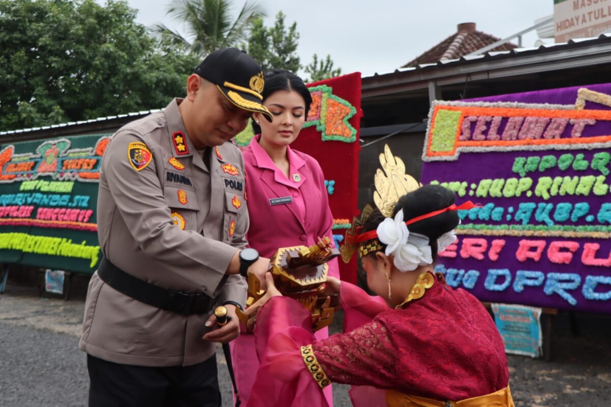 Terima sekapur sirih dari penari adat, Kapolres Tanggamus AKBP Rivanda tiba di Mapolres setempat, Senin 5 Agustus 2024 | Herdi/Media Prioritastv.com.