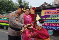 Terima sekapur sirih dari penari adat, Kapolres Tanggamus AKBP Rivanda tiba di Mapolres setempat, Senin 5 Agustus 2024 | Herdi/Media Prioritastv.com.