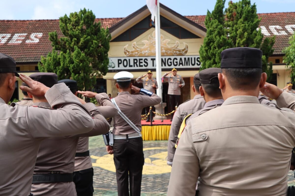 Arahan perdana Kapolres Tanggamus AKBP Rivanda dan pamitnya AKBP Rinaldo Aser dihalaman Mapolres Tanggamus, Senin 5 Agustus 2024 | Herdi/Media Prioritastv.com.