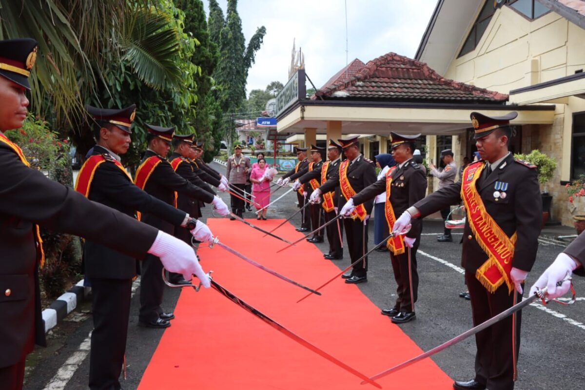 Prosesi pedang pora lepas AKBP Rinaldo Aser dari Polres Tanggamus, Senin 5 Agustus 2024 | Herdi/Media Prioritastv.com.
