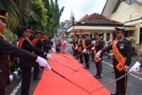 Prosesi pedang pora lepas AKBP Rinaldo Aser dari Polres Tanggamus, Senin 5 Agustus 2024 | Herdi/Media Prioritastv.com.