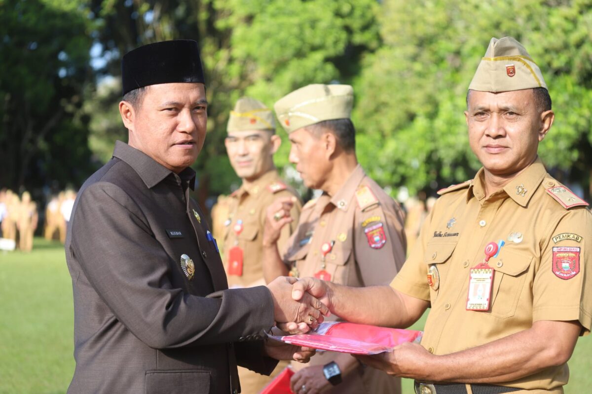 Pj Bupati Lampung Barat, Nukman secara simbolis serahkan bendera merah putih, Senin 5 Agustus 2024.