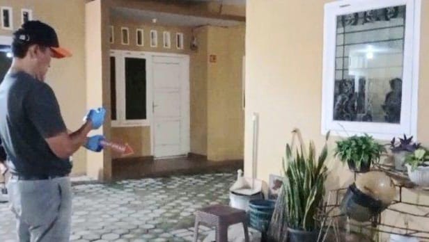 Tim Inafis Polresta Bandar Lampung saat melakukan olah TKP dugaan peluru nyasar yang mengenai warga Sukabumi, Sukarame, Minggu 4 Agustus 2024.