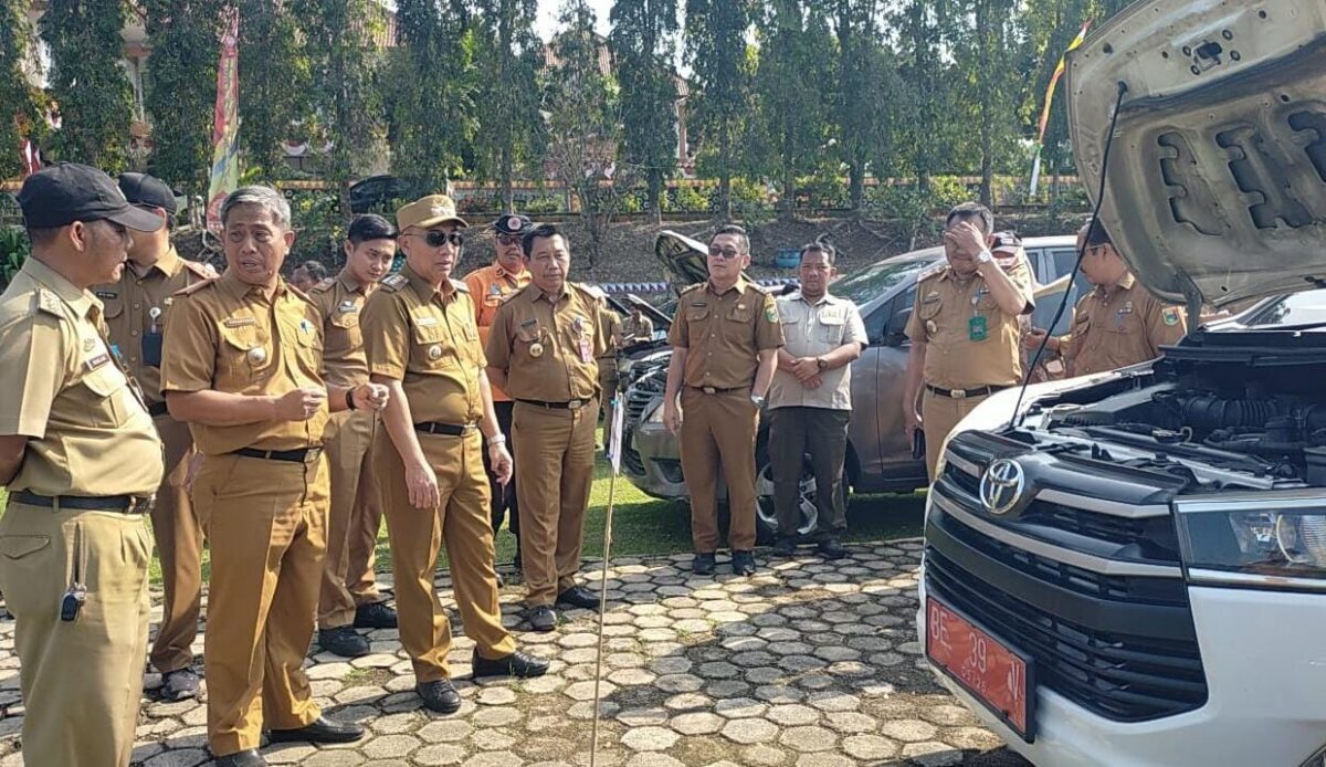 Pemeriksaan kendaraan dinas oleh Pj Bupati Tanggamus di lapangan Pemkab setempat, Selasa 6 Agustus 2024 | Herdi/Media Prioritastv.com.