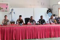 Kakon Karang Brak Hendra Gunawan saat pelantikan Kasi Pemerintahan bersam Camat Pematang Sawa, Ketua Apdesi, Babinsa dan Bhabinkamtibmas.