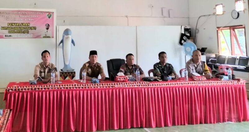Kakon Karang Brak Hendra Gunawan saat pelantikan Kasi Pemerintahan bersam Camat Pematang Sawa, Ketua Apdesi, Babinsa dan Bhabinkamtibmas.