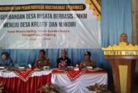 Ratih Diah Kusumastuti, dosen dari FEB-UI saat memberikan sambutan di Balai Pekon Sumber Mulyo, Sumberejo, Tanggamus, Selasa 6 Agustus 2024 | Herdi/Media Prioritastv.com.