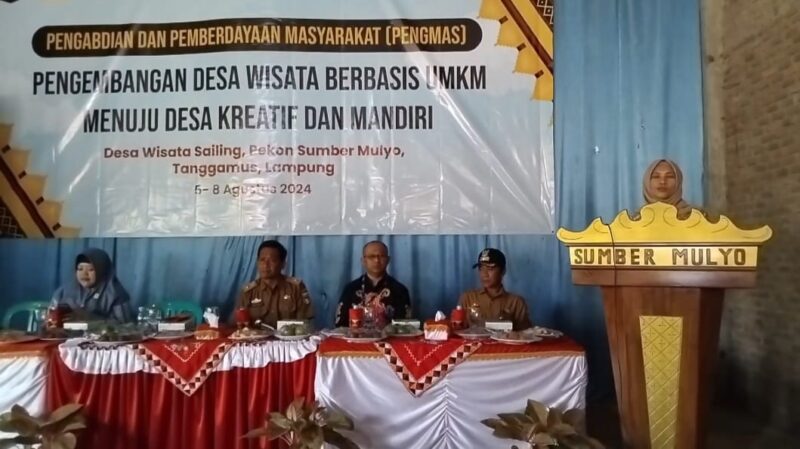 Ratih Diah Kusumastuti, dosen dari FEB-UI saat memberikan sambutan di Balai Pekon Sumber Mulyo, Sumberejo, Tanggamus, Selasa 6 Agustus 2024 | Herdi/Media Prioritastv.com.