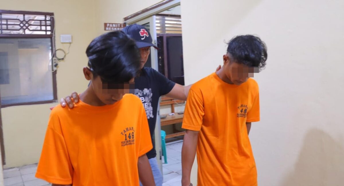 Kedua tersangka saat digiring ke sel tahanan, Selasa 6 Agustus 2024 | Dok. Polresta Bandar Lampung.