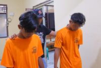 Kedua tersangka saat digiring ke sel tahanan, Selasa 6 Agustus 2024 | Dok. Polresta Bandar Lampung.
