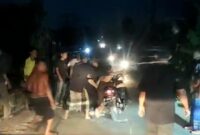 Puluhan warga yang mengamankan pelaku Curanmor di Wonosobo, Tanggamus, Selasa 6 Agustus 2024, petang.