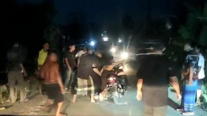 Puluhan warga yang mengamankan pelaku Curanmor di Wonosobo, Tanggamus, Selasa 6 Agustus 2024, petang.
