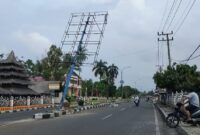 Tiang reklame di Jalan Ir Juanda Terbaya, Kota Agung, Tanggamus nyaris roboh akibat ditabrak truk, Rabu 7 Agustus 2024. | Herdi/Media Prioritastv.com.