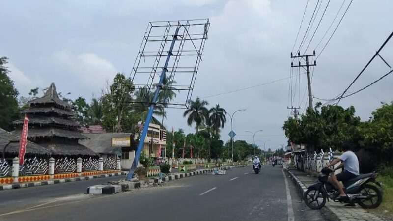 Tiang reklame di Jalan Ir Juanda Terbaya, Kota Agung, Tanggamus nyaris roboh akibat ditabrak truk, Rabu 7 Agustus 2024. | Herdi/Media Prioritastv.com.